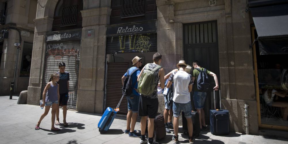 El Tribunal Superior de Justicia de Cataluña (TSJC) ha dado la razón a los propietarios de tres pisos turísticos de un inmueble de Barcelona, que habían sido denunciados en 2012 por el resto de vecinos de la escalera. Un juzgado de primera instancia le había dado la razón a los demandantes, asegurando que ese uso de la vivienda “era contrario a la convivencia normal”. Los magistrados sostienen ahora que la explotación económica es lícita siempre y cuando no haya “conductas incívicas”.