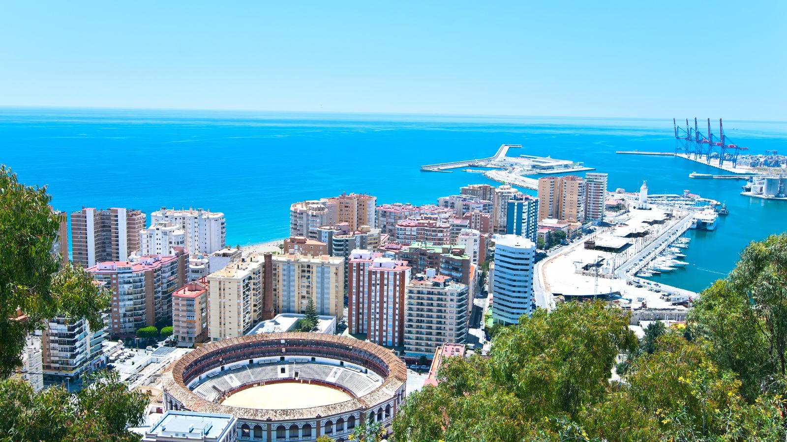 Una temperatura media anual de 23º, trescientos días de sol al año, bonitas playas urbanas en las que además de disfrutar del mediterráneo, podremos comer sus famosos espetos. Una ciudad conectada al mundo con sus puerto y aeropuerto, su AVE y sus autopistas. Un rico legado histórico. Arte y cultura. Rodeada de pueblos con encanto: Antequera, Nerja, Mijas, Ronda…