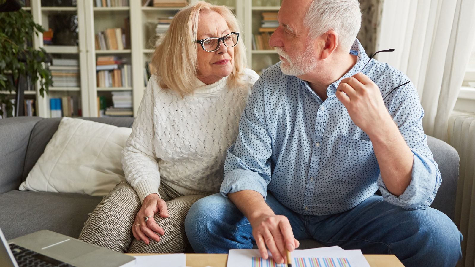 Como sabes, los planes de pensiones, además de ser un producto pensado en poder complementar la pensión pública, es uno de los pocos sistemas de ajustar fiscalmente nuestra declaración de renta. Si bien, la cantidad que permitían aportar se había reducido hasta los 1.500€. Pues este año viene con novedades. El autónomo que tenga suscrito un plan de empleo podrá aportar hasta 5.750€ a dicho plan y reducírselos de su base imponible, a la hora de hacer la declaración de renta