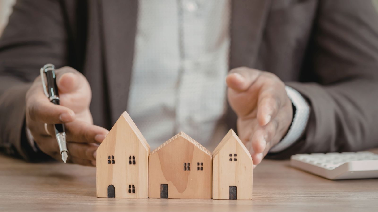 La inversión inmobiliaria en España sigue siendo una de las opciones preferidas para quienes buscan rentabilidad y seguridad patrimonial. Pero cuando llega el momento de vender, la fiscalidad de la operación