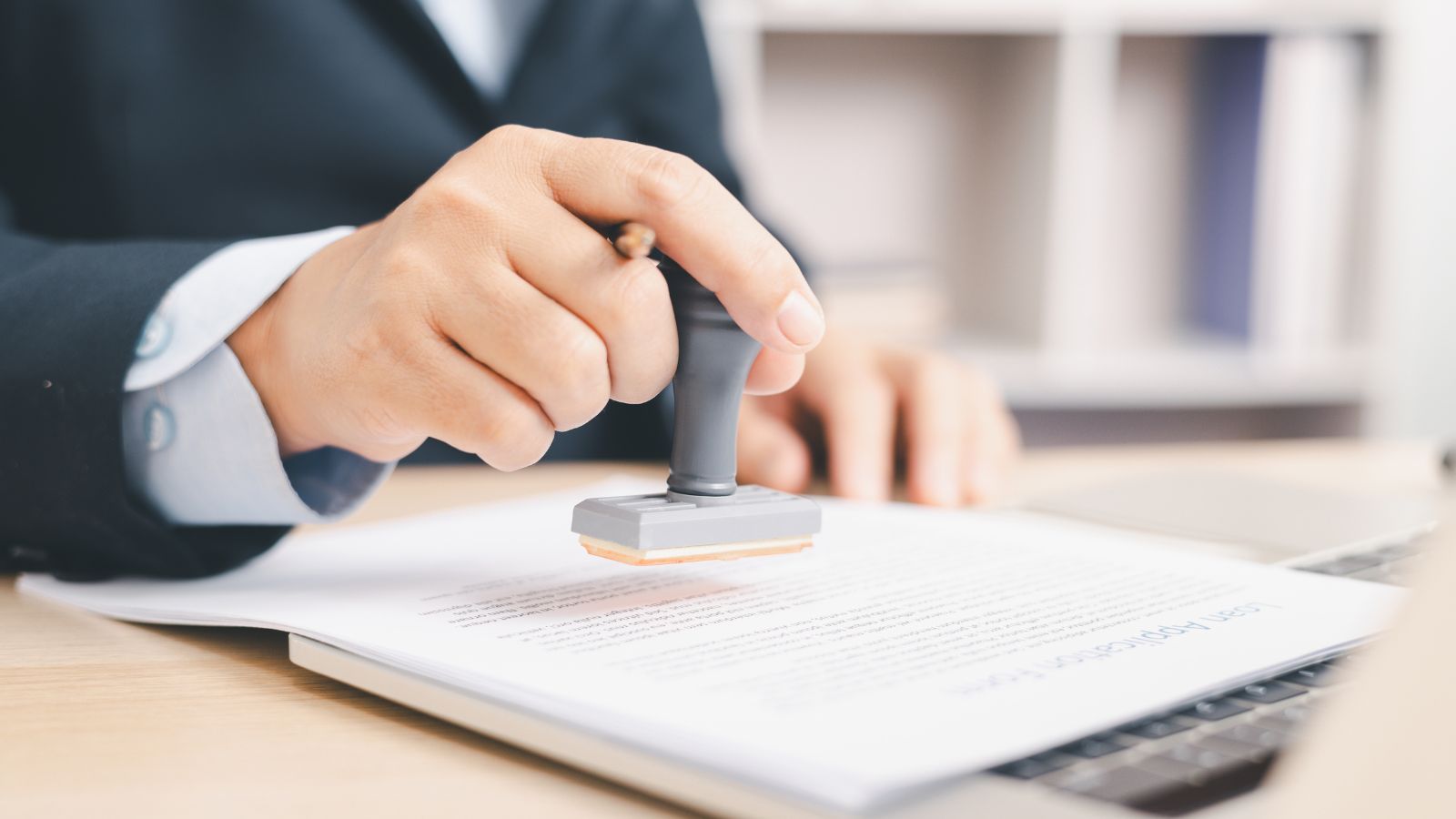 Los préstamos entre familiares son una herramienta muy habitual para ayudar a un hijo a comprar su primera vivienda, financiar una reforma o cubrir una necesidad puntual de liquidez. En la práctica, muchos contribuyentes han confiado durante años en una idea sencilla: si existe un contrato privado de préstamo, Hacienda debería aceptar el origen del dinero.