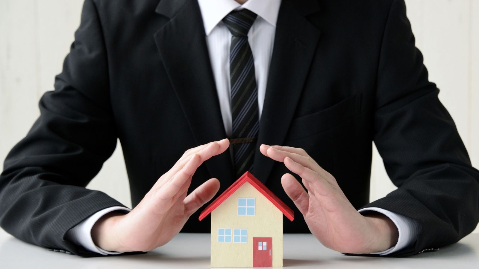 Cuando se hace una reforma integral importante, la pregunta es muy lógica: “¿Esto se amortiza? ¿Y puedo amortizarlo más rápido?”. Para responder bien conviene ordenar dos ideas: qué estás amortizando (la obra, el inmueble, el mobiliario…) y en qué régimen estás (capital inmobiliario o actividad económica).